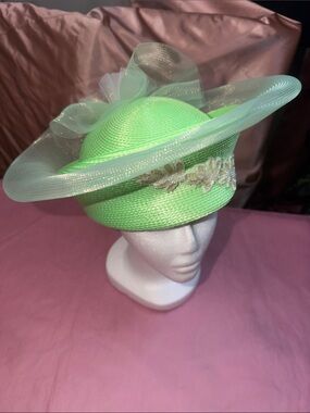 Vintage Elegant Light Green Ladies Church Hat with Decorative Applique